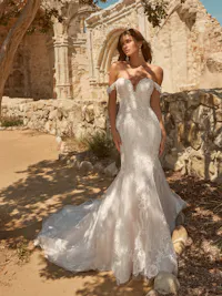 Elegant long lace wedding dress train for the chic bride