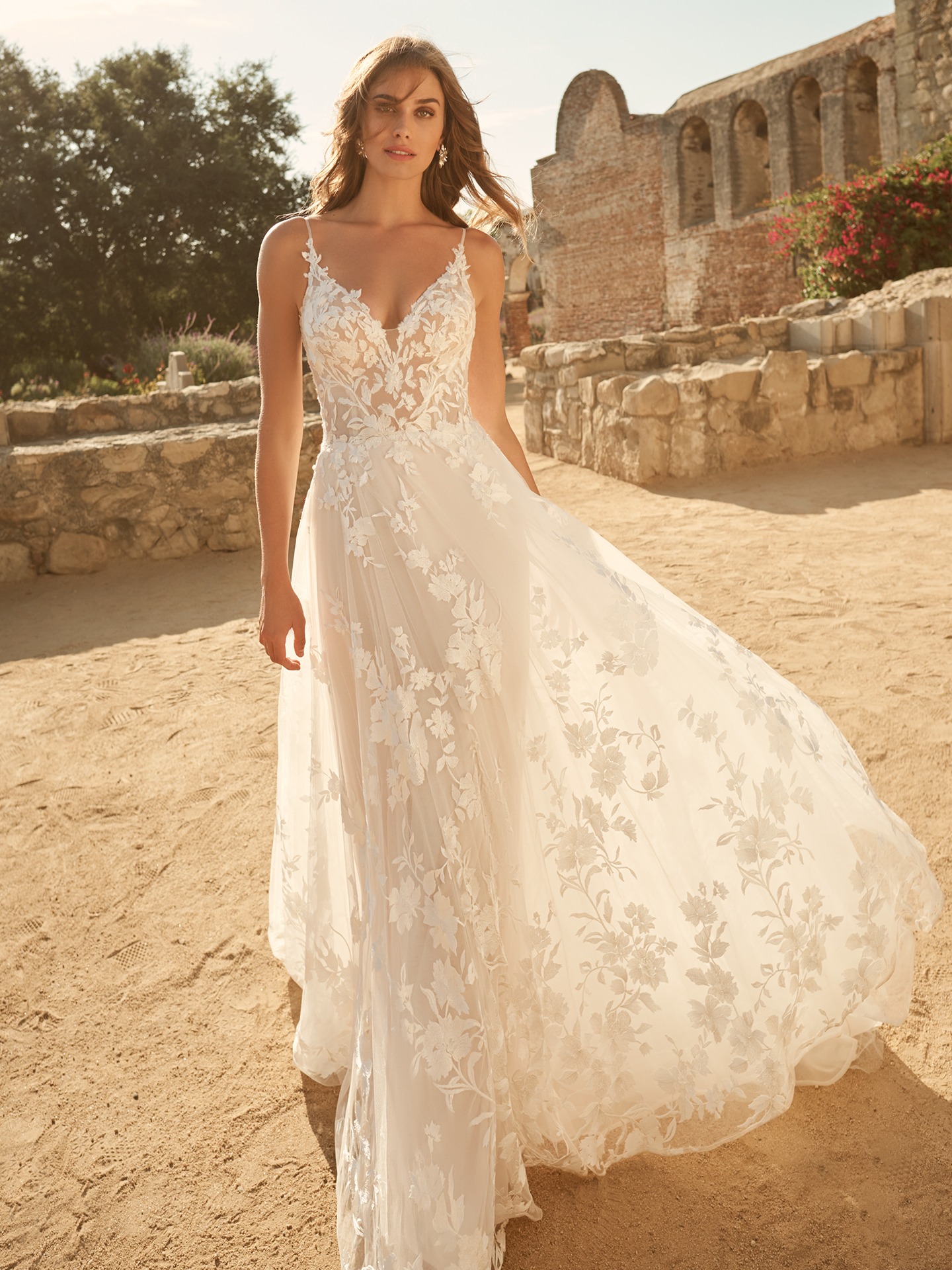 20+ Breathtaking Winter Wedding Dresses for 2023
