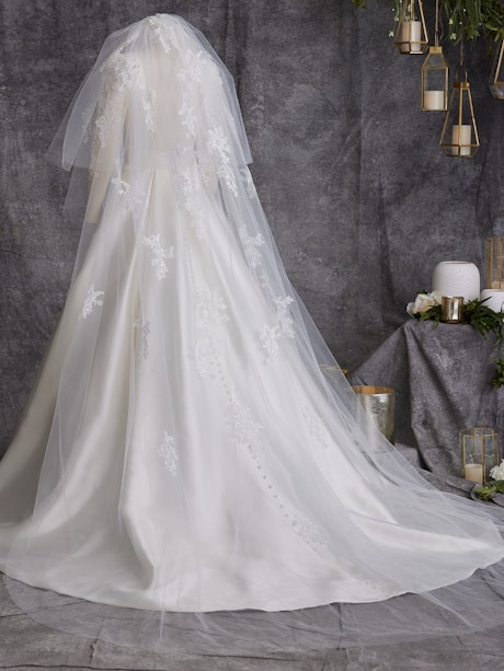 https://ms-cdn2.maggiesottero.com/128168/High/Sottero-and-Midgley-Magdalena-Wedding-Veil-VL023SS074000-Alt100-IV.jpg?w=460