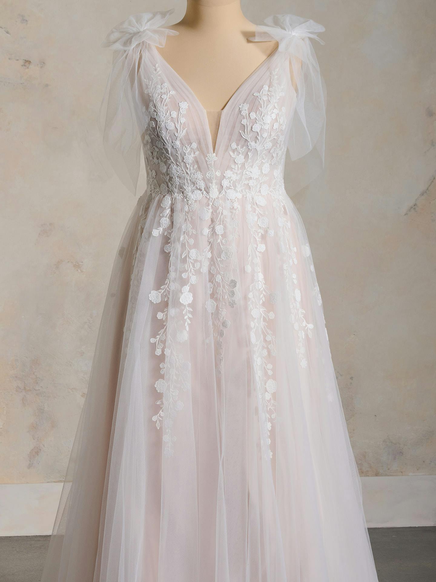 Fete リボンジレ Zinnia Flowy Floral Zinnia Lace V-Neck Bridal Gown | Maggie Sottero