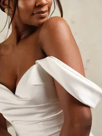 Detachable off-the-shoulder stain cap-sleeves