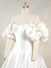 Detachable off-the-shoulder Cartago satin puff armbands