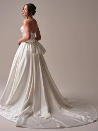 Elegant folded detachable Cartago satin bow