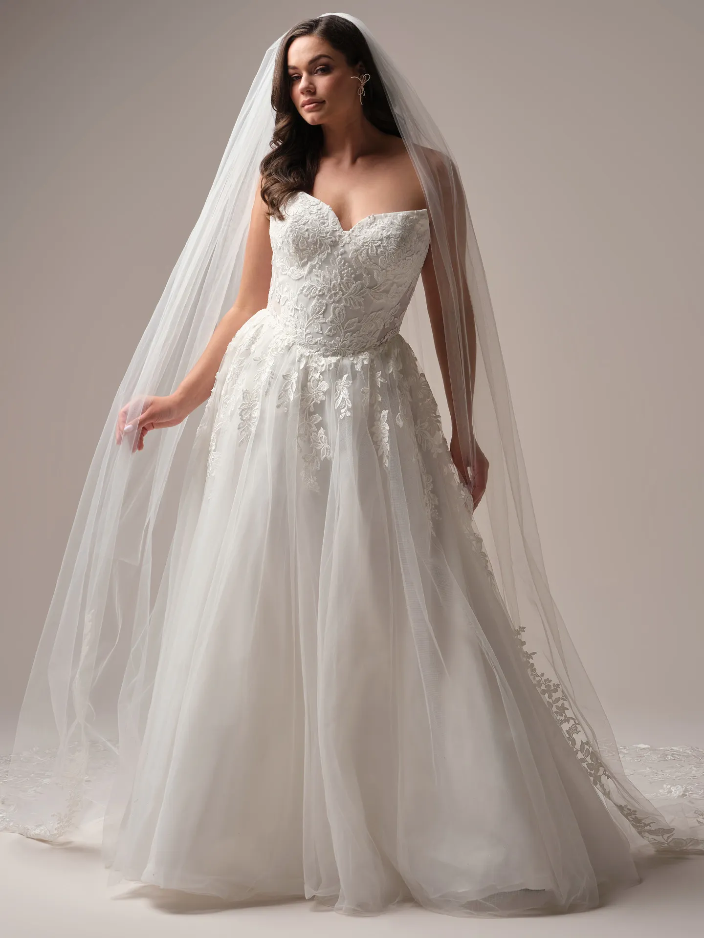 Rebecca Ingram Paige Veil front view, scalloped royal length with unembellished lace