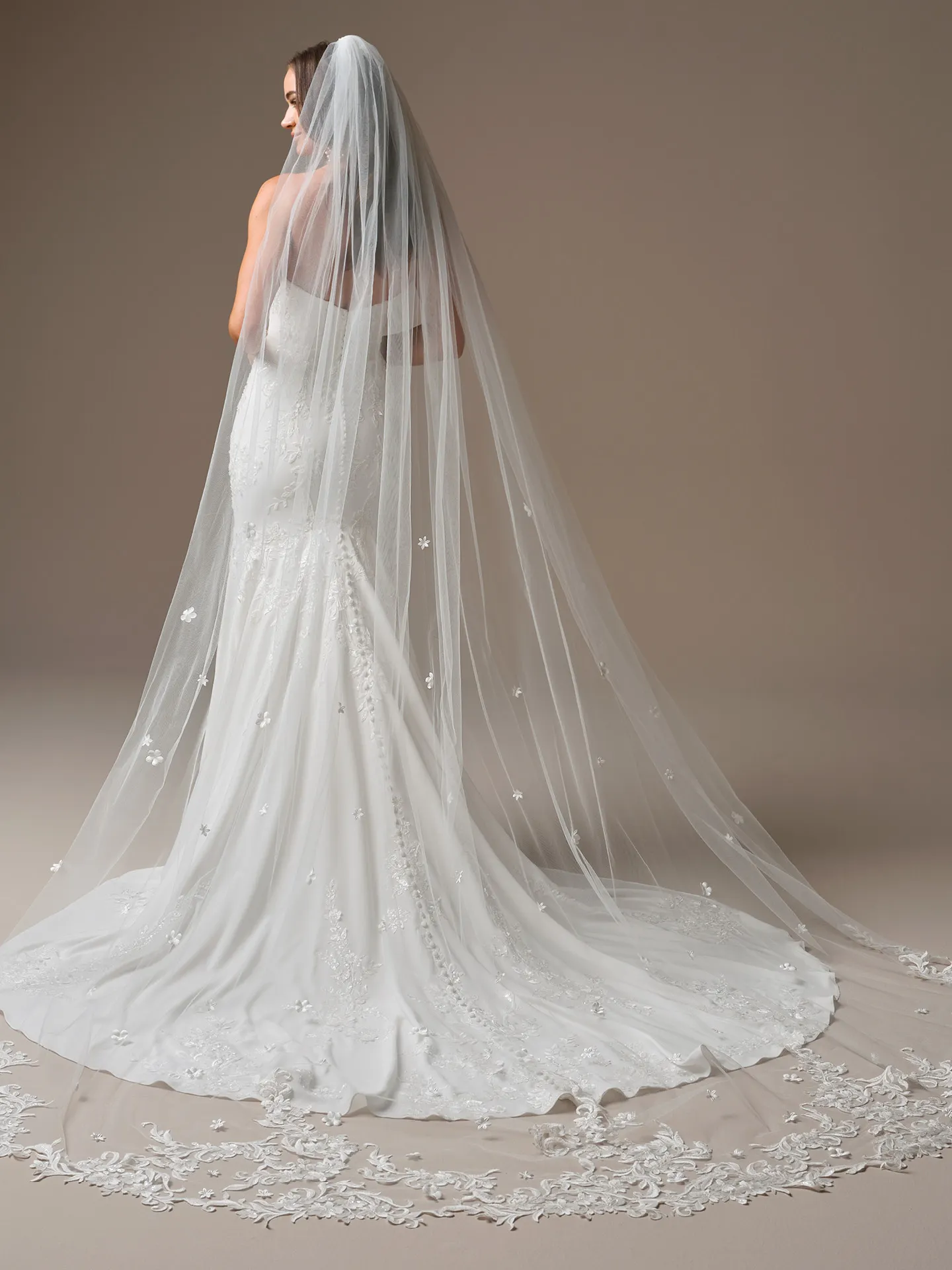 Maggie Sottero Thera veil, front view.