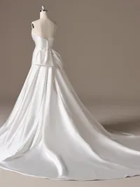 Trendy Cartago satin unembellished bow train