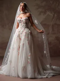 Romantic 3-D flower motif bridal veil