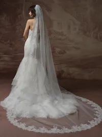 Timeless unembellished Chantilly lace hem bridal veil